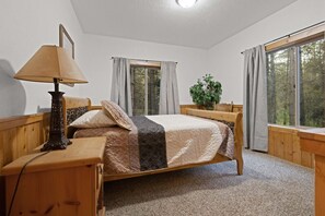 5 bedrooms, desk, travel cot, free WiFi