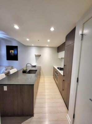 Een magnetron, een oven, een vaatwasser