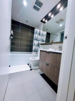 Towels, soap, toilet paper - Your Perfect Escape - Modern Landmark Condo in Downtown Calgary
 (Calgary)