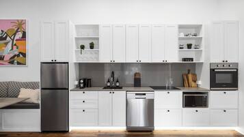 Refrigerador, microondas, horno y parrilla de estufa