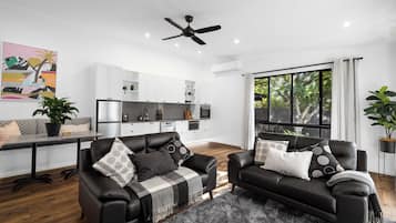 Smart TV, fireplace, stereo