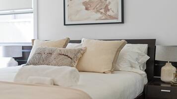 4 bedrooms, internet, bed sheets