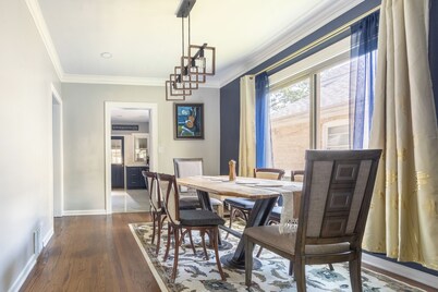 Cozy 4-bedroom house in adorable Evanston with WiFi, AC