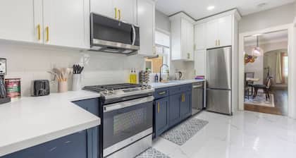 Cozy 4-bedroom house in adorable Evanston with WiFi, AC
