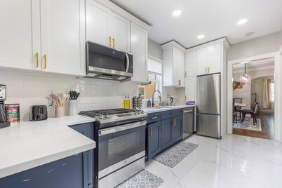 Cozy 4-bedroom house in adorable Evanston with WiFi, AC