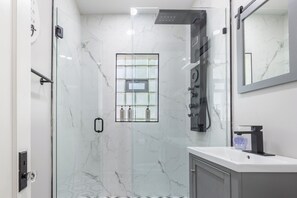 Secador de cabelo, toalhas de banho, sabonete, shampoo
