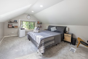 4 habitaciones, escritorio y tabla de planchar con plancha 