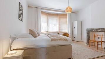 5 bedrooms, travel crib, WiFi, bed sheets