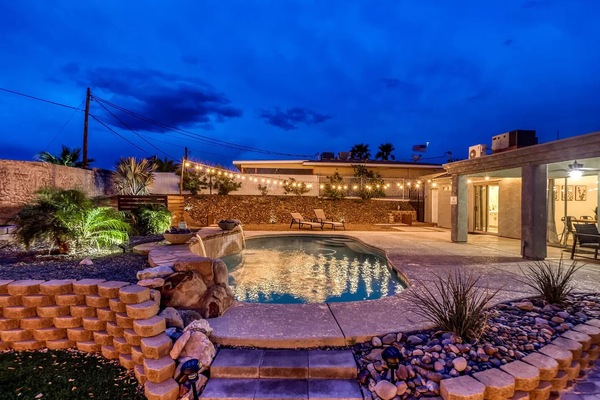 Een buitenzwembad, een verwarmd zwembad