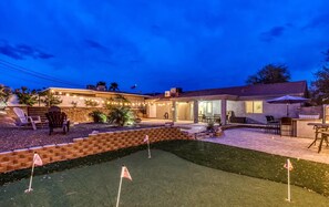 Terrace/patio - Backyard Oasis, Cozy 3 bedroom, King Bed (Lake Havasu City)