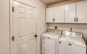 Interior - Backyard Oasis, Cozy 3 bedroom, King Bed (Lake Havasu City)