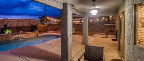 Een buitenzwembad en een verwarmd zwembad