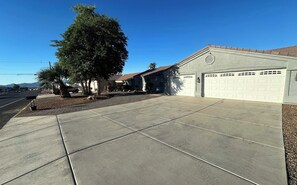 Property grounds - Backyard Oasis, Cozy 3 bedroom, King Bed (Lake Havasu City)