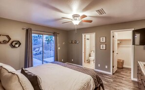 3 bedrooms, iron/ironing board, WiFi, bed sheets - Backyard Oasis, Cozy 3 bedroom, King Bed (Lake Havasu City)