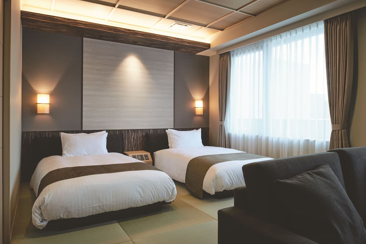 Zweibettzimmer im japanischen Stil | Daunenbettdecken, Zimmersafe, Verdunkelungsvorhänge