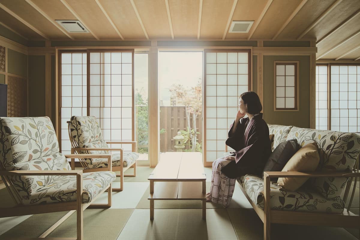 Cubrecamas, caja de seguridad en la habitación y cortinas blackout