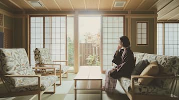 Down duvets, in-room safe, blackout curtains, soundproofing