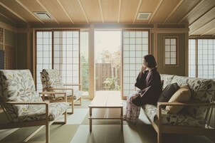 Cubrecamas, caja de seguridad en la habitación y cortinas blackout 