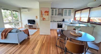 Cozy 2BR Unit Near Beach and Shops in Mentone