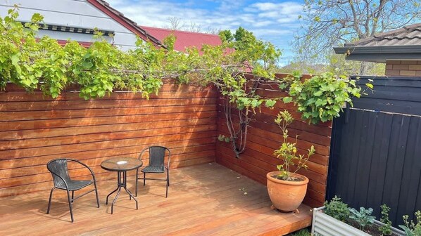 Outdoor dining - Cozy 2BR Unit Near Beach and Shops in Mentone (Mentone)