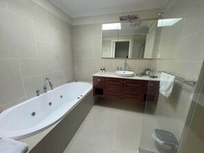 Chuveiro, secador de cabelo, toalhas de banho 