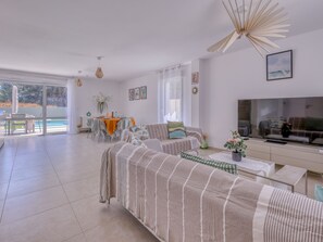 TV - Villas Indigo by Interhome (La Ciotat)