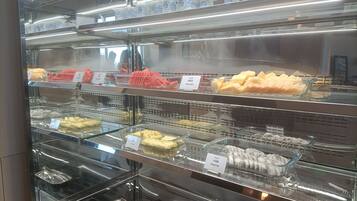 Daily buffet breakfast (CNY 68 per person)