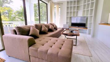 Apartemen Eksklusif, balkon, pemandangan lapangan golf | Area keluarga | Smart TV