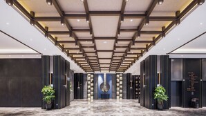 A hotel lobby with a marble floor, modern lighting, and a central art piece. - Rezen Dong Hotel Chengdu Tianfu Plaza Store (Chengdu)