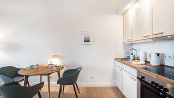 Kjøleskap, ovn, kokeplater og kaffetrakter/tekoker