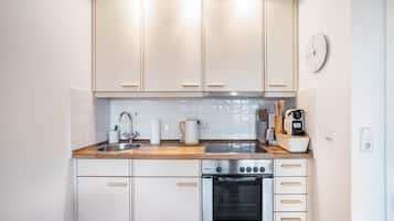 Kjøleskap, ovn, kokeplater og kaffetrakter/tekoker