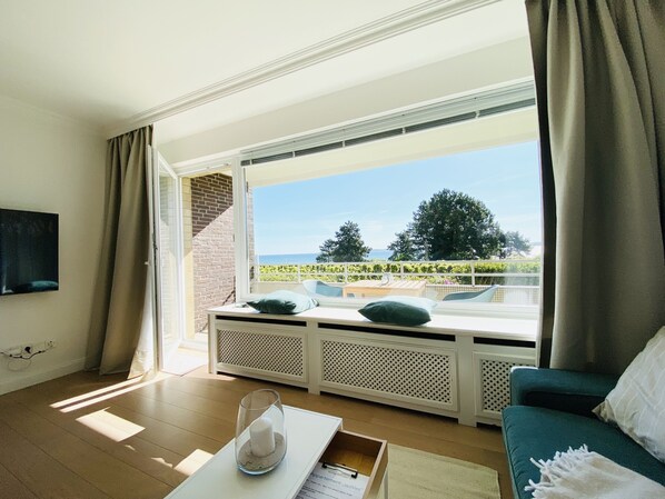 TV - Apartment 'Ferienwohnung Waves' with Sea View, Balcony and Wi-Fi (Lübeck Travemünde)