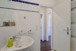 Shower, free toiletries, hair dryer, towels - Apartment 'Ferienwohnung Oberdeck' with Sea View, Balcony and Wi-Fi (Lübeck Travemünde)