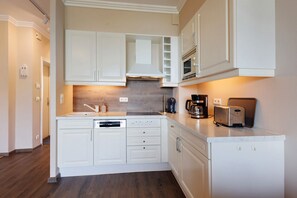 Réfrigérateur, micro-ondes, plaque de cuisson, lave-vaisselle