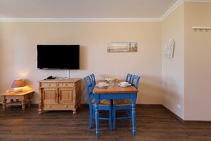 Dining - Apartment 'Ferienwohnung Oberdeck' with Sea View, Balcony and Wi-Fi (Lübeck Travemünde)