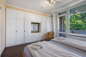 1 bedroom, desk, free WiFi, bed sheets - Apartment 'Ferienwohnung Oberdeck' with Sea View, Balcony and Wi-Fi (Lübeck Travemünde)