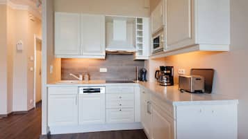 Kjøleskap, mikrobølgeovn, kokeplater og oppvaskmaskin