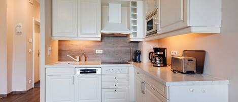 Réfrigérateur, micro-ondes, plaque de cuisson, lave-vaisselle