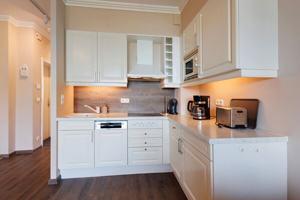 Fridge, microwave, stovetop, dishwasher