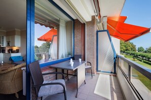 Outdoor dining - Apartment 'Ferienwohnung Oberdeck' with Sea View, Balcony and Wi-Fi (Lübeck Travemünde)