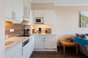 Frigorifero, microonde, piano cottura, lavastoviglie