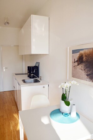 Kylskåp, mikrovågsugn, spishäll och kaffe- och tebryggare