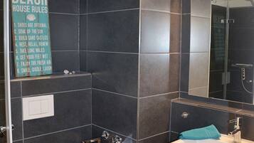 Douche, sĂšche-cheveux, serviettes fournies