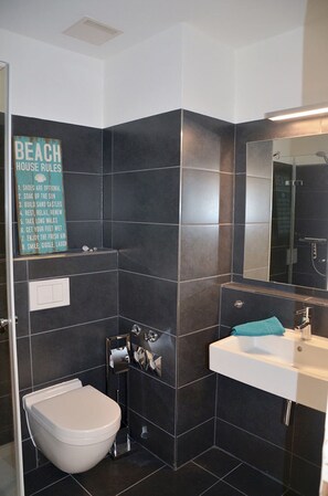 Een douche, een haardroger, handdoeken