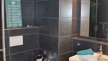 Shower, hair dryer, towels