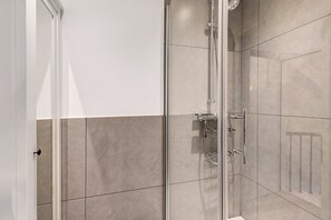 Shower, hair dryer, towels - Apartment 'Ferienwohnung Leuchtfeuer' with Sea View, Balcony and Wi-Fi (Lübeck Travemünde)