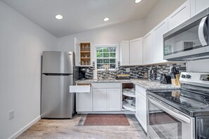 Private kitchen - NEW!! Enchanting Pocono Summit Modern Lakehouse with Hottub & Privacy! (Pocono Summit)