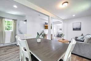 Dining - NEW!! Enchanting Pocono Summit Modern Lakehouse with Hottub & Privacy! (Pocono Summit)