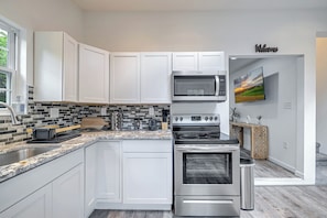 Private kitchen - NEW!! Enchanting Pocono Summit Modern Lakehouse with Hottub & Privacy! (Pocono Summit)