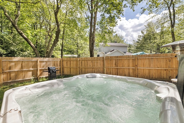 Outdoor spa tub - NEW!! Enchanting Pocono Summit Modern Lakehouse with Hottub & Privacy! (Pocono Summit)
